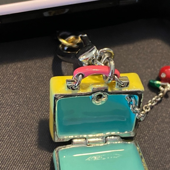 Juicy Couture LIMITED EDITION 2011 Lunchbox Charm, Opens up a apple inside NWT - Picture 7 of 16
